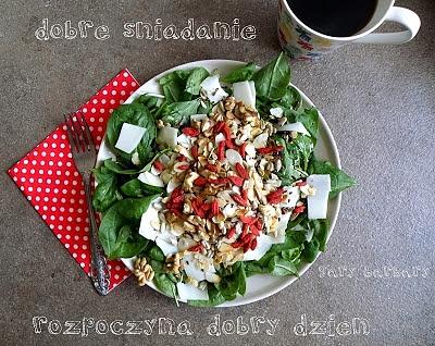 Szpinak z serem kozim, orzechami i owocami goji