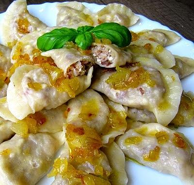Pierogi z kaszą gryczaną serem i smażoną cebulką