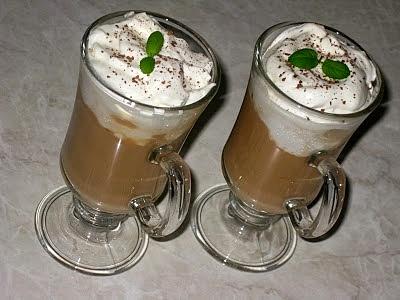 Kawa mrożona z lodami i bitą śmietaną