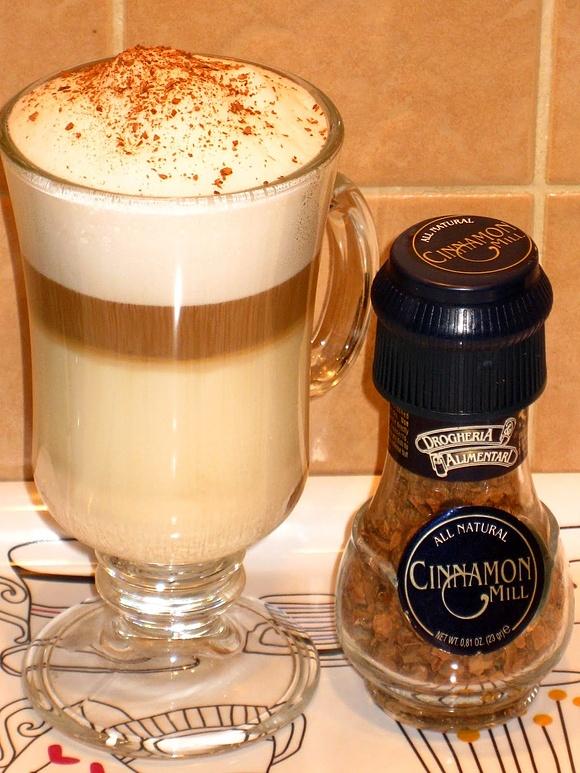 Latte Macchiato - przepis na kawę z trzema warstwami mleka, espresso i pianki