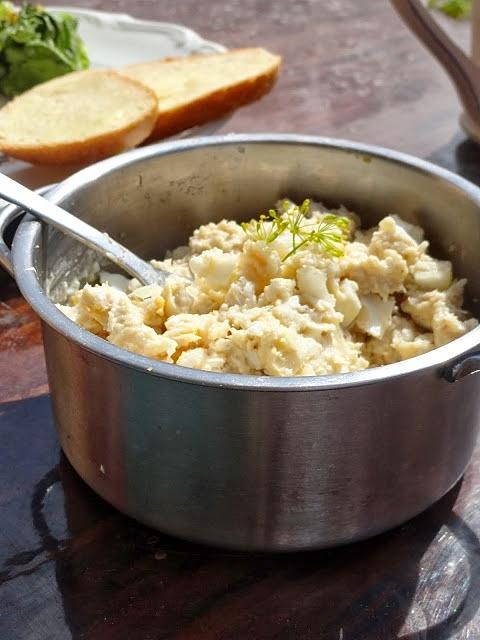Pasta z pstrąga gotowanego na parze z jajkiem