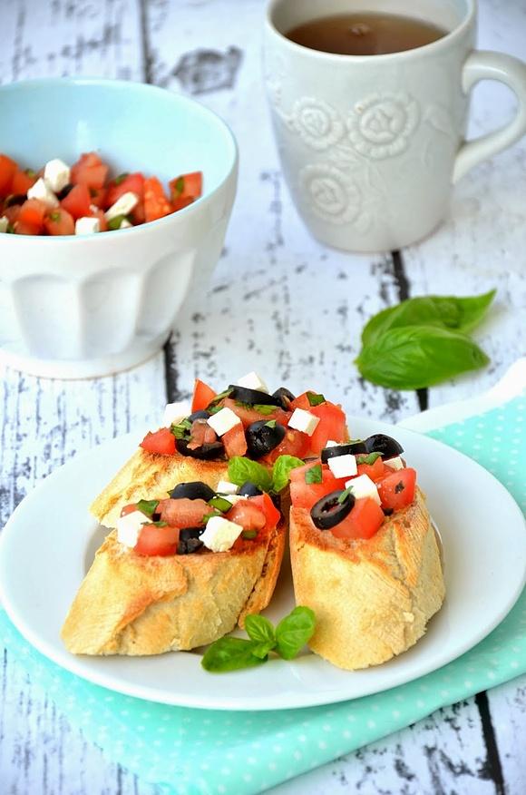 Bruschetta z pomidorami i oliwkami