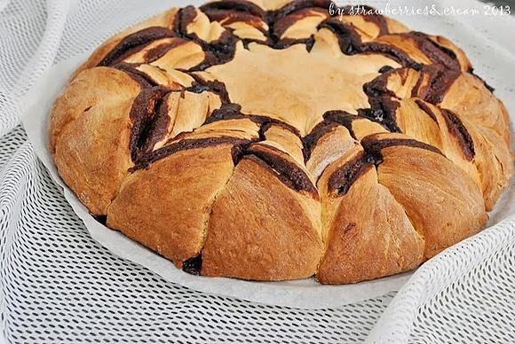 Gwiezdny wieniec drożdżowy z czekoladą