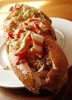 Wegetariański hot-dog z sojonezem i papryką