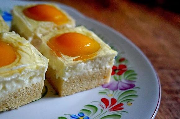 Sadzone jajko na cieście - spiegeleierkuchen