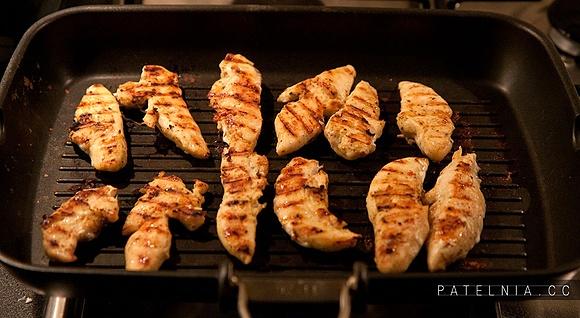 Grillowanie piersi kurczaka na patelni