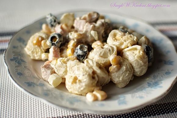 Sałatka z tortellini, szynką i prawdziwkami
