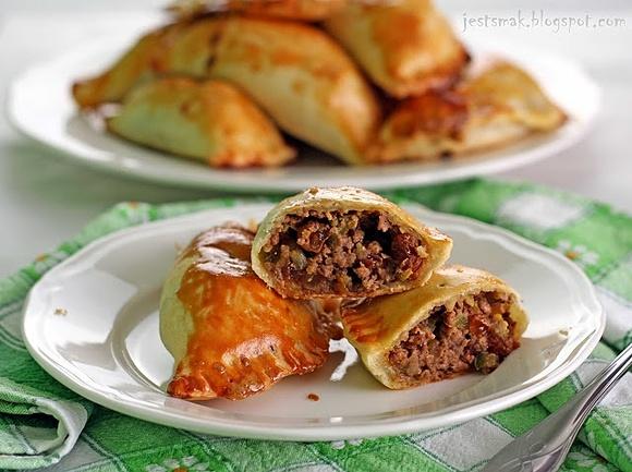 Empanadas z mięsem i warzywami pieczone danie kuchni latynoamerykańskiej