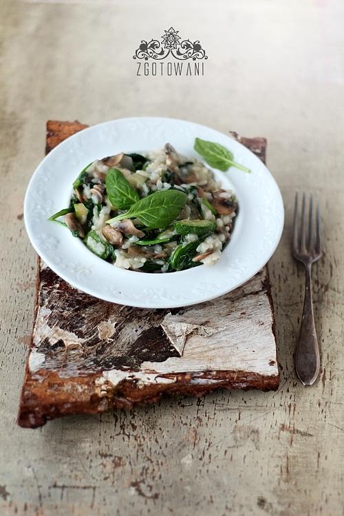 Risotto z pieczarkami, szpinakiem i cukinią
