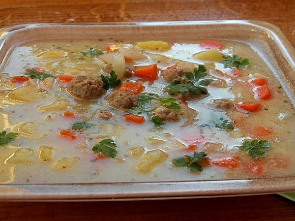 Zupa z kapusty pekińskiej i mięśnych kuleczek