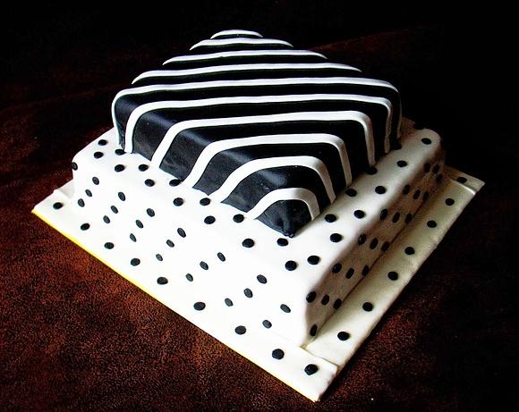 Black and White tort czekoladowy na osiemnaste urodziny