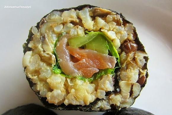 Sushi z farszem z ryżu, kapusty kiszonej, soczewicy i pieczarek
