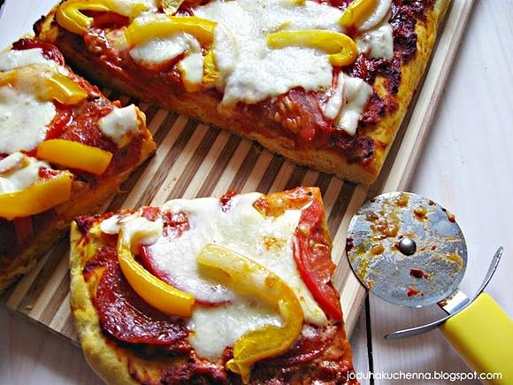 Pizza na grubym dyniowym spodzie