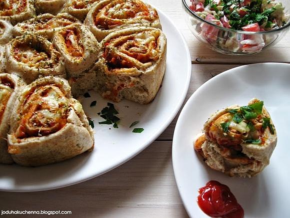 Odrywane bułeczki z sosem pomidorowym i mozzarellą