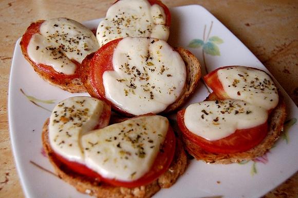 Grzanki z pomidorem i mozzarellą – przepis na śniadanie