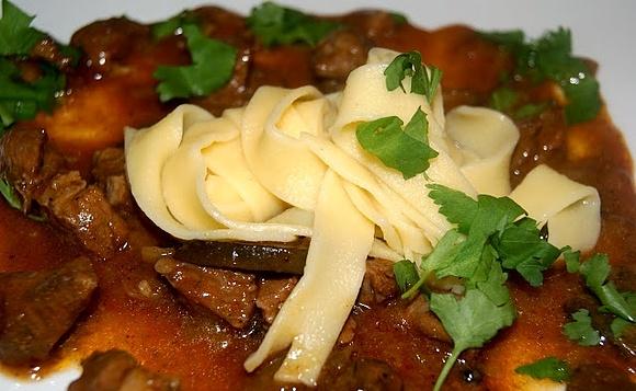 Gulasz z karkówki z makaronem Papardelle