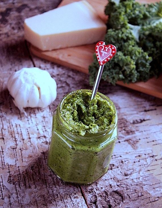 Pesto z jarmużu i migdałów