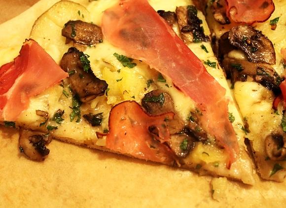 Pizza ziemniaczana z pieczarkami