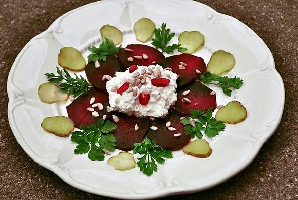 Carpaccio buraczane z twarożkiem na ostro