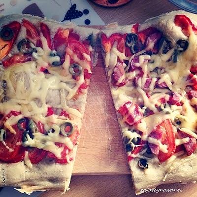 Zdrowa pizza pełnoziarnista z oliwkami i warzywami