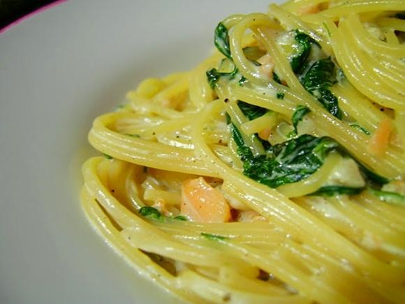 Spaghetti z wędzonym łososiem i szpinakiem w sosie śmietanowym