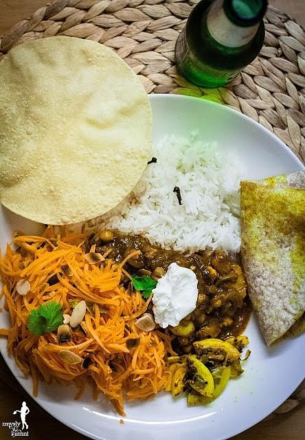 Luby gotuje. Curry z kalafiora i dyni, surówka z marchewki i ostre smażone cytryny.