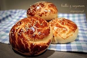 Domowe bułki z sezamem - miękkie i aromatyczne
