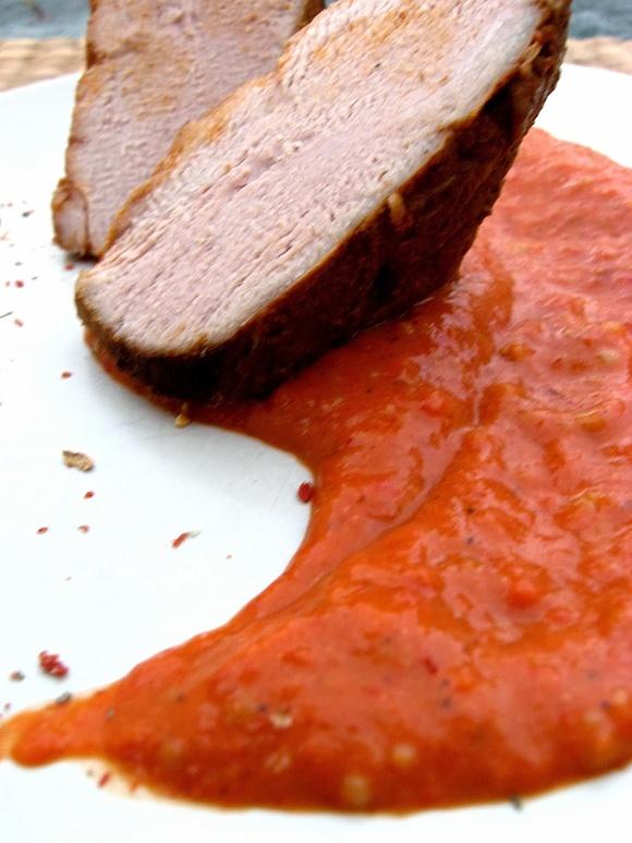 Polędwiczki wieprzowe w sosie z pieczonej papryki i whiskey