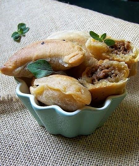 Smażone pierogi z mięsem lub empanady z mięsem
