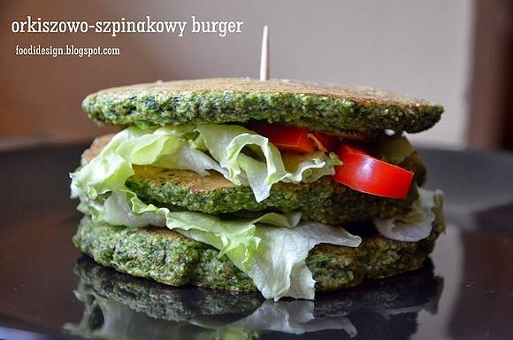 Orkiszowo-szpinakowy burger z sałatą i papryką