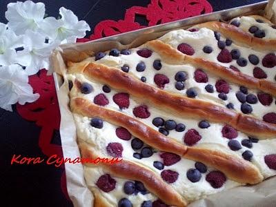 Drożdżowe ciasto z serem, malinami i borówkami