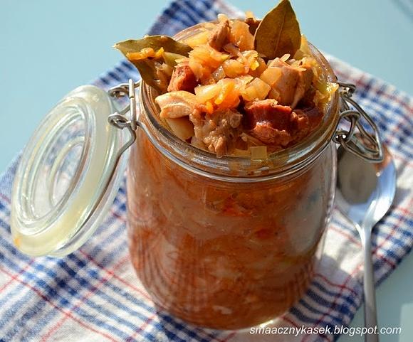 Bigos tradycyjny polski z mięsem i grzybami