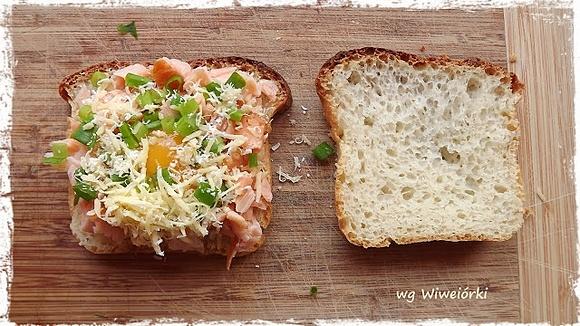 Jajko, wędzony łosoś i cheddar w ciepłej kanapce – środkowe Rybki odc.32.
