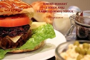Domowy burger z sosem aioli i karmelizowaną cebulą