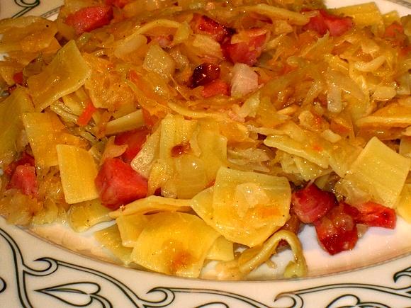 Łazanki z boczkiem i kiełbasą, tradycyjny obiad