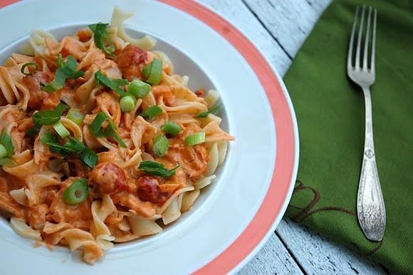 Makaron tagliatelle z pomidorowym sosie kremowym