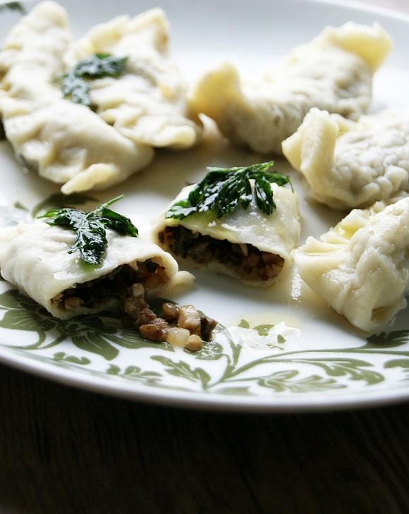 Pierogi z kaszą gryczaną, suszonymi grzybami i boczkiem z masełkiem pietruszkowym