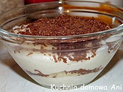Budyniowy deser z czekoladą i bananem