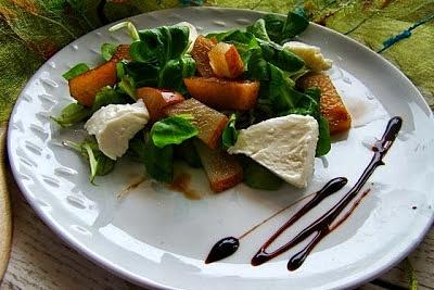 Roszponka z smażonymi balsamicznymi gruszkami i mozzarellą