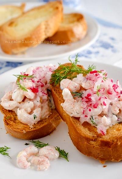 Toast skagen z krewetkami i koperkiem