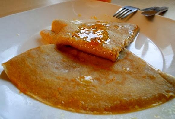 Naleśniki orkiszowe w sosie pomarańczowym a la crepe suzette