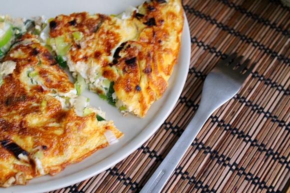 Omlet z porami i wędzoną makrelą