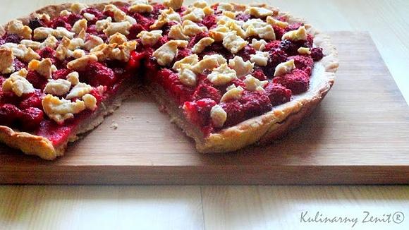 Tarta orzechowa z malinami