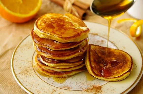 Cynamonowe pancakes na jogurcie z miodem