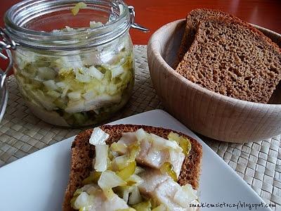 Śledzie w oleju z cebulką