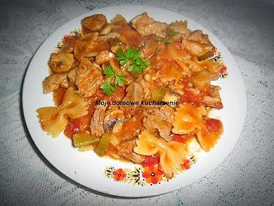 Danie jednogarnkowe z makaronem i mięsem wieprzowym