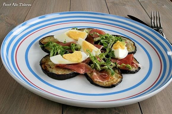 Sałatka z bakłażanem, prosciutto i jajkiem