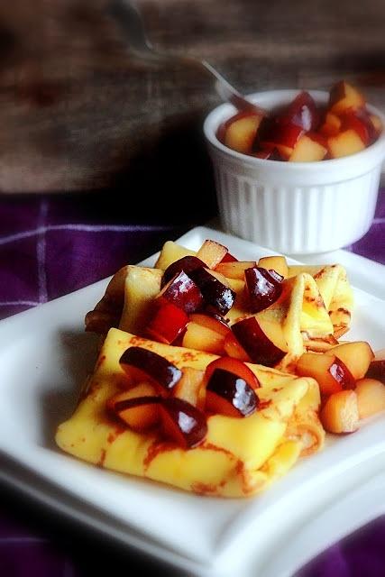 Naleśniki z ricottą, mascarpone i śliwkami w rumie