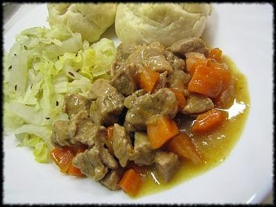 Gulasz wieprzowy z marchewką i cebulą