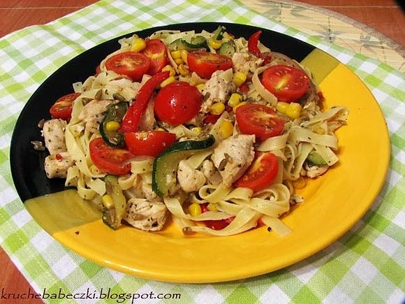 Tagliatelle z kurczakiem i warzywami